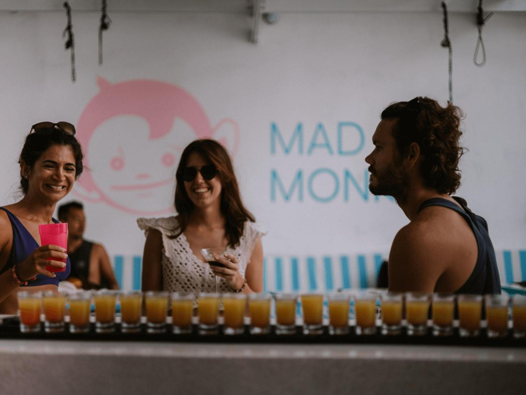 Хостел Mad Monkey Kuta  Экстерьер фото