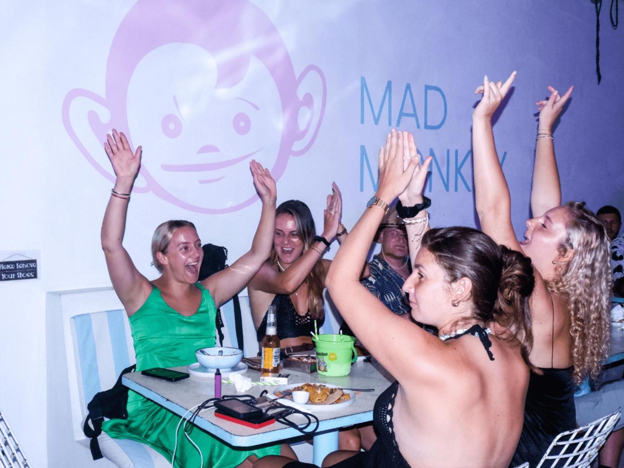 Хостел Mad Monkey Kuta  Экстерьер фото